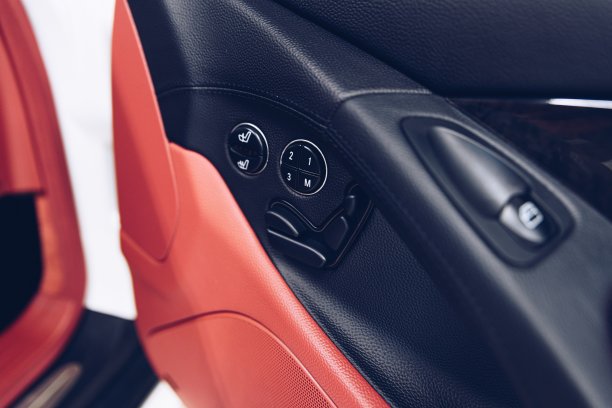 电动汽车座椅调节面板。汽车内部图片下载