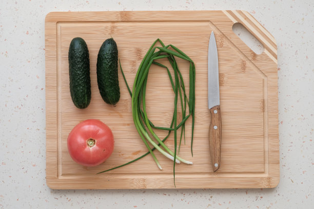 黄瓜和西红柿拌青葱沙拉图片下载