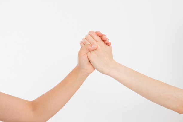 两只手孤立。向朋友伸出援手。副本的空间。伸出援助的手臂。抽象的对抗图片下载