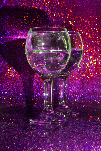 两副眼镜在红色背景上的垂直照片图片下载