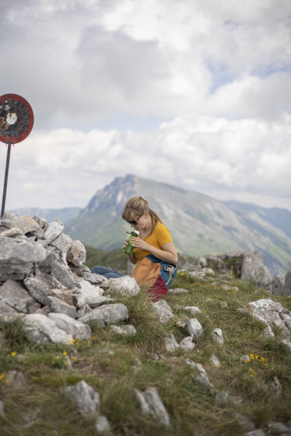 在山顶休息图片下载