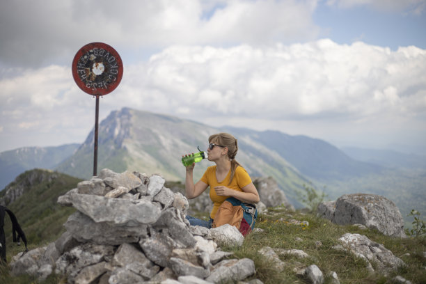 徒步旅行时休息一下图片下载