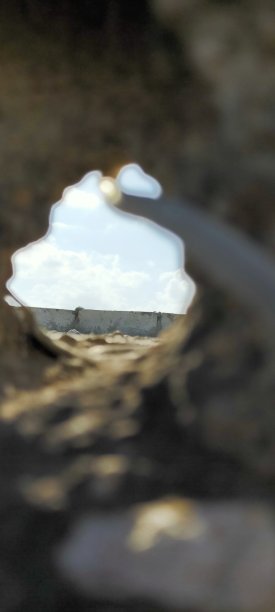 墙上有个洞!图片下载