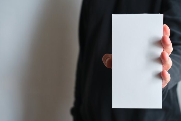 男人手里拿着小纸盒。空白包装，空白空间。男性，带着新包裹。邮政服务,交货。白皮书。礼物盒,礼物。框关闭。人们的交流。纸箱情况图片下载