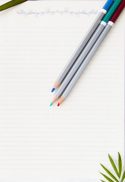 笔记本，铅笔和植物在白色的背景下，工作室拍摄。色彩丰富的文具和配件。为商业和网络营销照片。图片下载