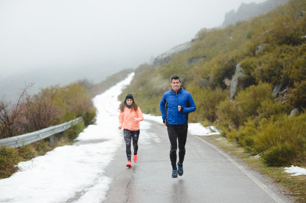 冬季运动情侣一起在户外训练图片下载