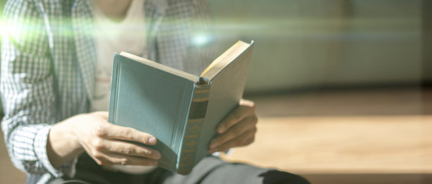 靠近人的手拿着书阅读，得到一些知识图片下载