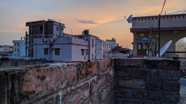 从屋顶上看天空非常好。图片下载