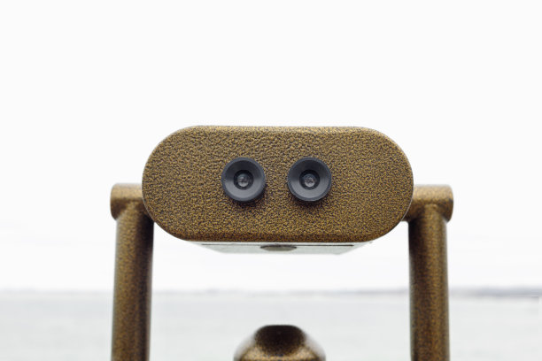 公共双筒望远镜在观景台上俯瞰大海。图片下载