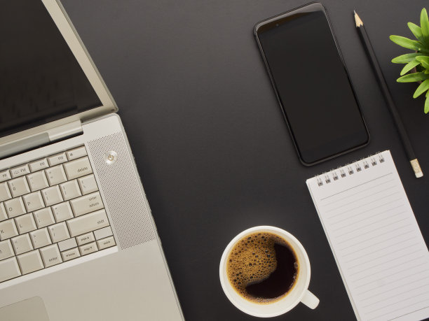 近景办公桌与笔记本电脑，智能手机和笔记本电脑。图片下载