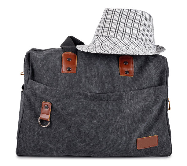 大的黑色时尚旅行袋旅行与帽子在孤立的背景图片下载