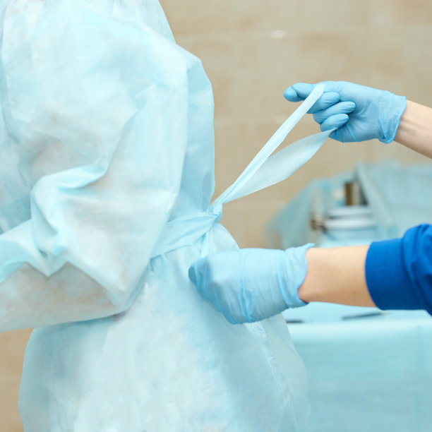 眼科激光显微镜手术。有医生和家长的诊所。手套和药品工具图片下载