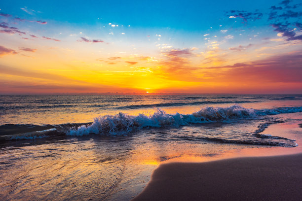 海滩上五颜六色的日出图片下载