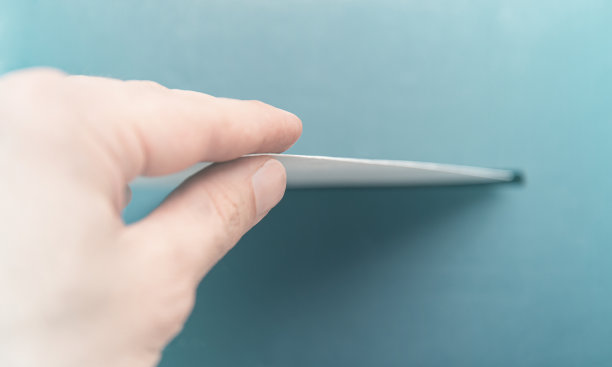 一个人把选票投进投票箱，有自己的观点。图片下载