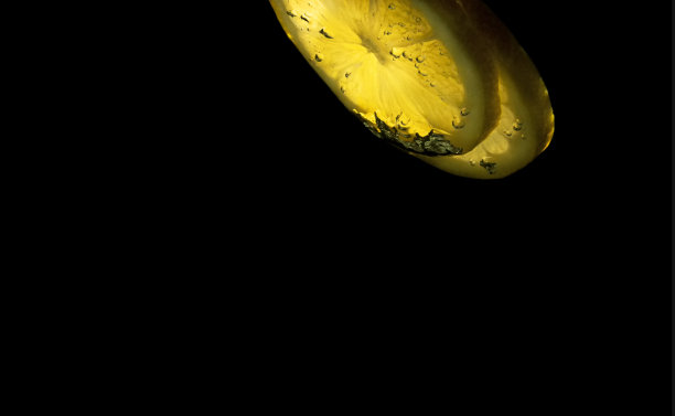 发光的柠檬片落在水下图片下载