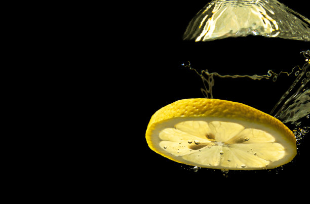 柠檬片水下反射图片下载