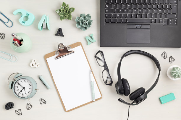 文具和办公用品，家庭办公桌面组织，在线业务，在家工作的概念图片下载