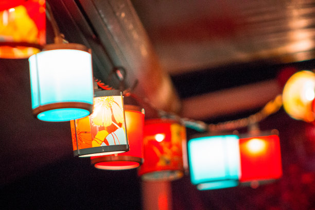 一串彩灯挂在帐篷上图片下载