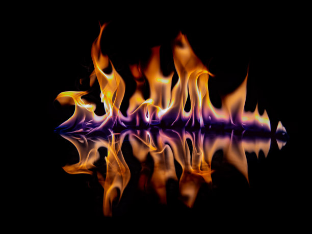 美丽的火焰与反射在黑色的背景。图片下载