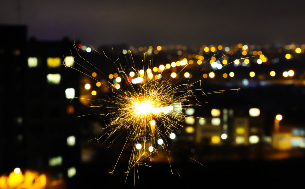 模糊的夜晚城市灯光照片与孟加拉火。抽象节日假日背景中的散景效果。图片下载