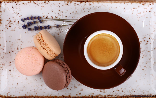 法式杏仁饼干和一杯咖啡图片下载