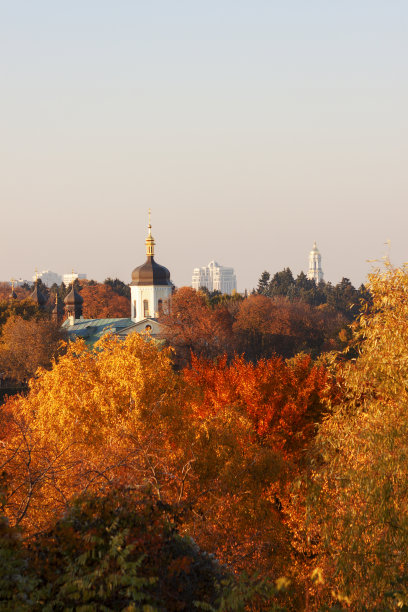 秋天的老教堂。全景图片下载