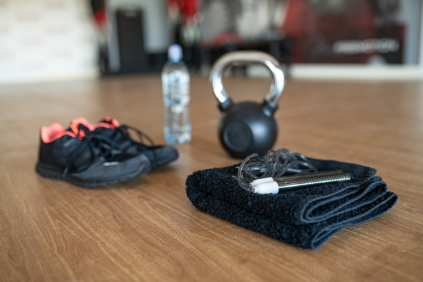 一套健身塑身器材图片下载