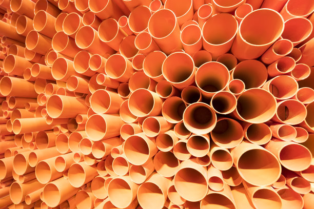 橙色PVC管堆放在施工现场图片下载