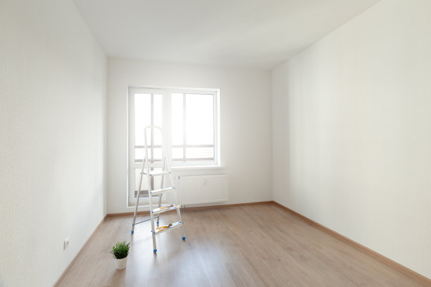 空房间，白色内墙，有梯子和窗户。图片下载