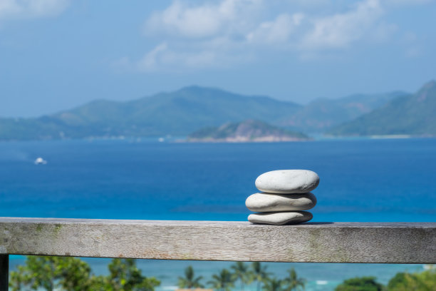 三颗白色鹅卵石堆积在阳台上的特写镜头图片下载