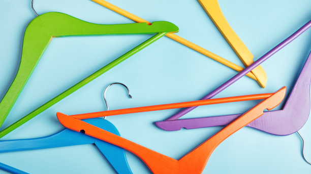 蓝色背景上的多色衣架。购物和销售的概念。图片下载