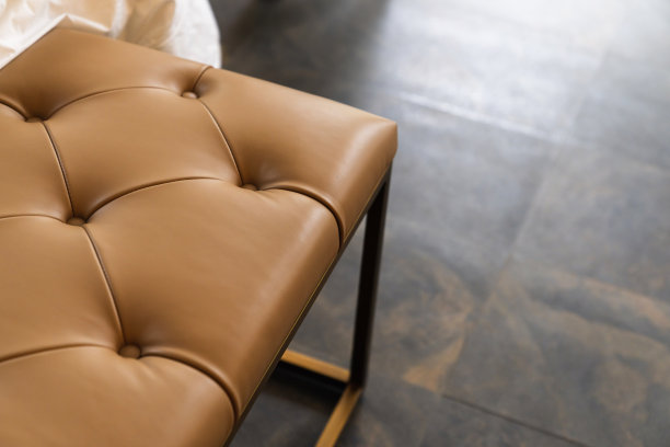 阳光明媚的日子里，客厅的一部分沙发和白色窗帘的室内背景概念图片下载