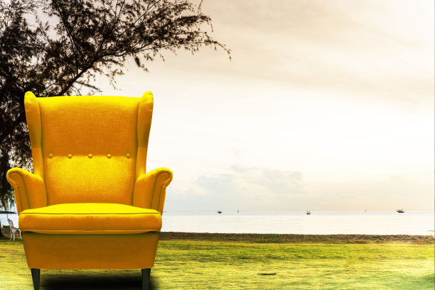 黄色优雅的沙发，绿色的草木，美丽的海景，日出，风景如画，早晨，日出，海边，照片图片下载