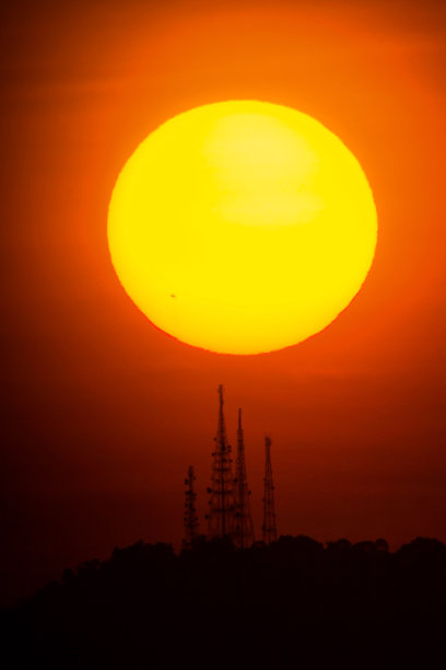 孤立的太阳视图与模糊的背景剪影图片下载