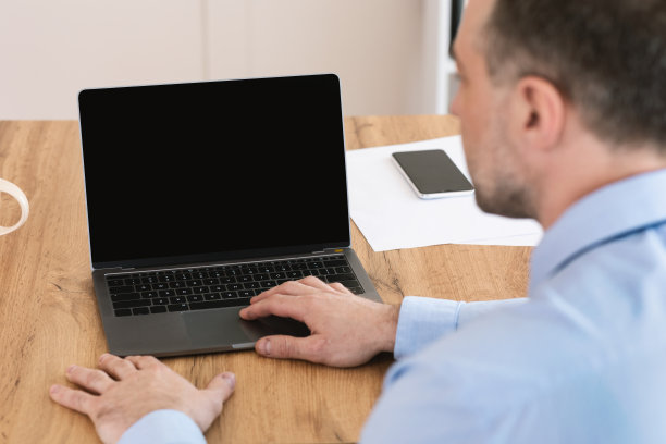 办公室经理坐在室内使用笔记本电脑进行视频通话图片下载