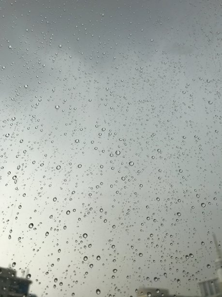 水滴在玻璃窗上图片下载