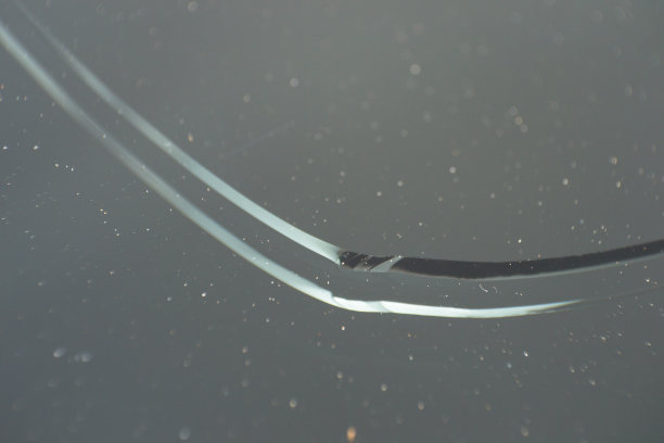 一个破裂的挡风玻璃的特写照片图片下载