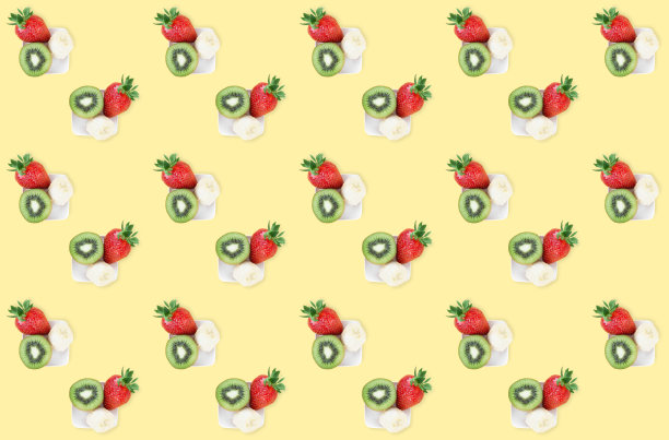 鲜艳的夏日水果组合图案，新鲜的草莓，猕猴桃和香蕉片在黄色的背景。图片下载