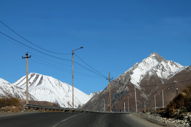佐治亚州的高速公路，背景是白雪皑皑的山脉图片下载
