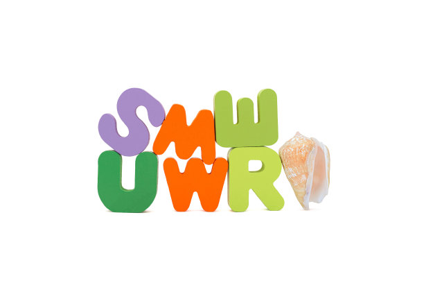 夏天-特写字从彩色木制字母。海贝。夏天的概念。图片下载