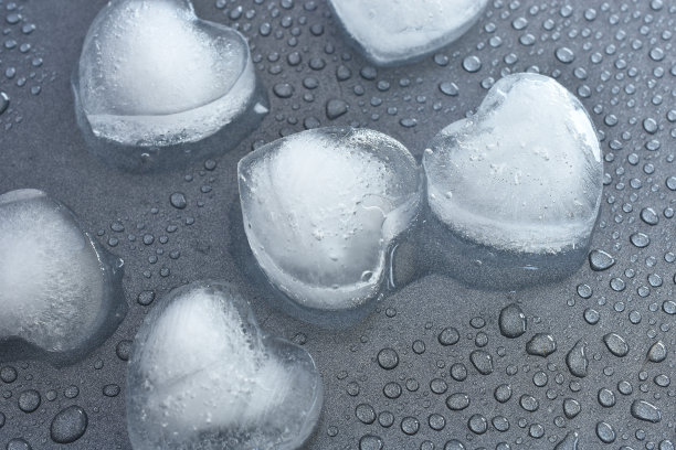 融化的冰块心图片下载