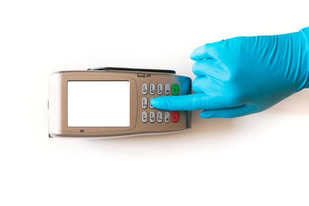 戴着手套的手在支付终端输入你的密码图片下载