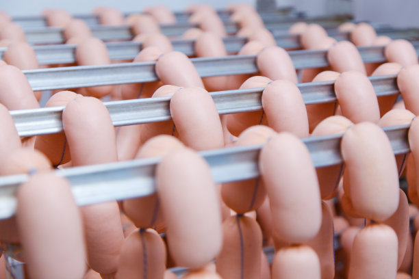 香肠的生产。香肠在工厂的干燥阶段图片下载