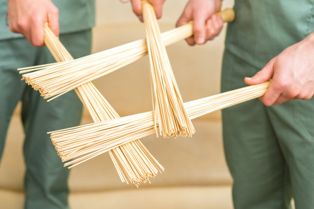 竹按摩扫帚在手图片下载