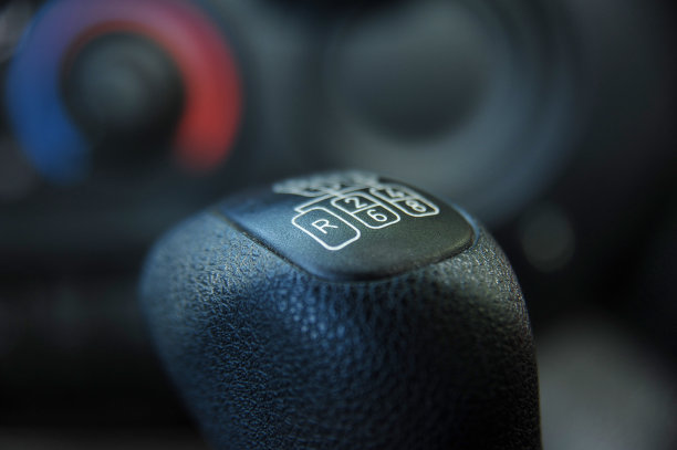 近距离的顶部齿轮杆在汽车内饰库存照片图片下载