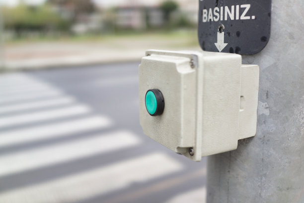 安全地过马路，在空旷的街道上储存照片图片下载