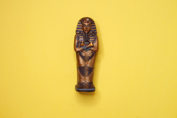 古埃及法老图坦卡蒙的石棺和黄色背景图片下载