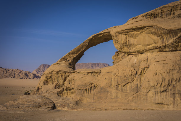 有大洞的山的岩石沙漠图片下载