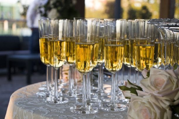 在婚礼或生日宴会上，要把满酒杯放在桌上。图片下载