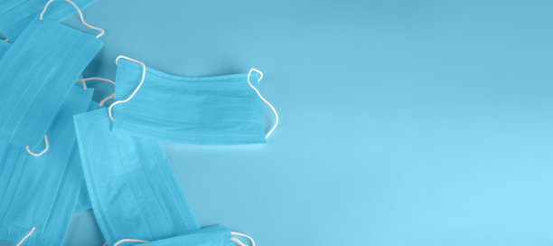 蓝色背景的医用口罩。病毒、流感、冠状病毒流行、COVID - 19大流行、细菌、感染和肺炎保护概念照片。图片下载